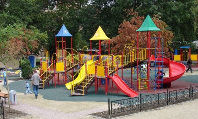 В Голосеевском, Оболонском и Подольском районах Киева обустроят 127 детских площадок (адреса)