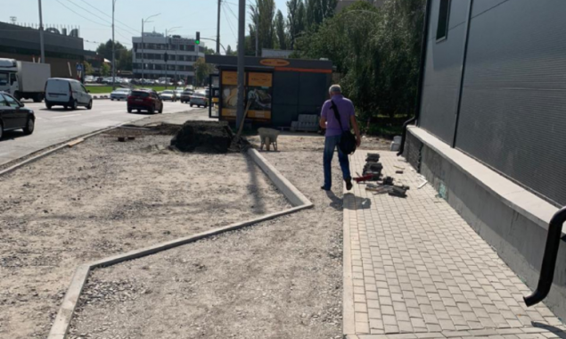 Депутат Киевсовета заявил о бездействии полиции при уничтожении тротуара при строительстве магазина в Святошинском районе