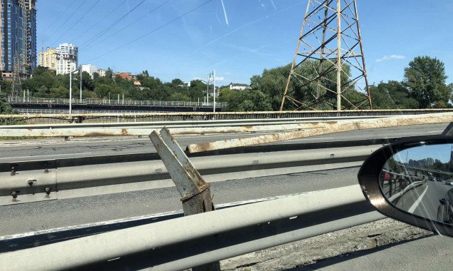 Кличко просят отремонтировать разделительное ограждение на Южном мосту в Киеве