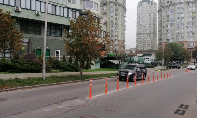 Коммунальщики установили делиниаторы на улице Генерала Шаповала в Соломенском районе столицы