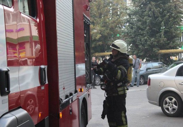 Во время тушения пожара в Соломенском районе бойцы ГСЧС эвакуировали 5 человек