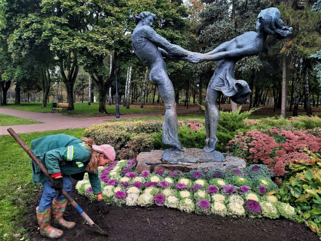 В столичном парке “Отрадный” коммунальщики высадили разноцветную капусту (фото)
