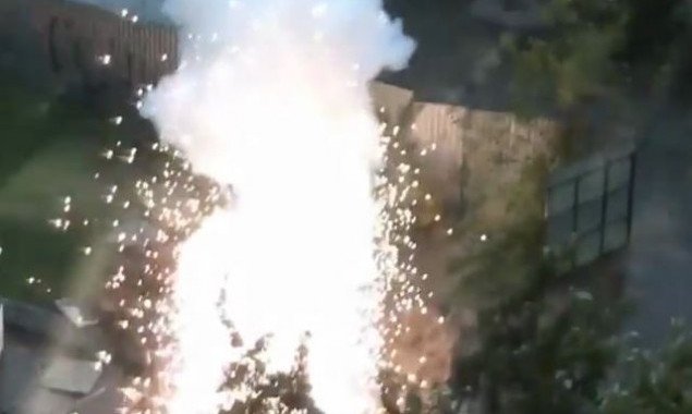 На столичном Виноградаре  взорвался высоковольтный кабель, брошенный под дождем (видео)