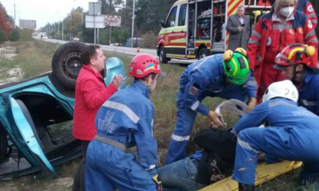 Спасатели освободили 8 человек из искореженных в ДТП на Киевщине автомобилей