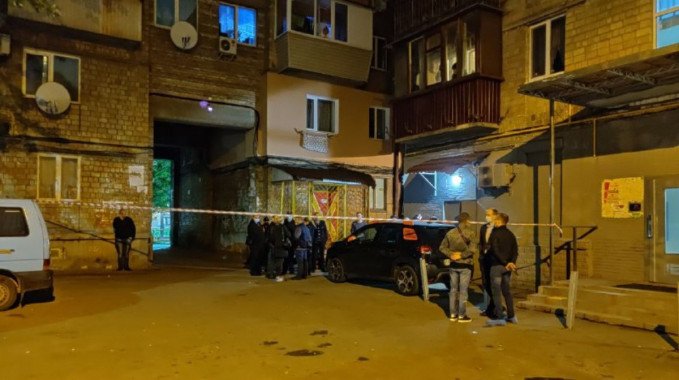 На проспекте Отрадном в Киеве произошло убийство администратора продуктового магазина (фото, видео)
