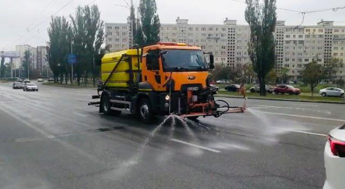 На выходных столичные коммунальщики помыли дороги Киева шампунями (видео)
