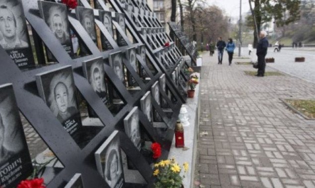 Полиция задержала подозреваемого в осквернении мемориала на Аллее Героев Небесной Сотни в Киеве (видео)