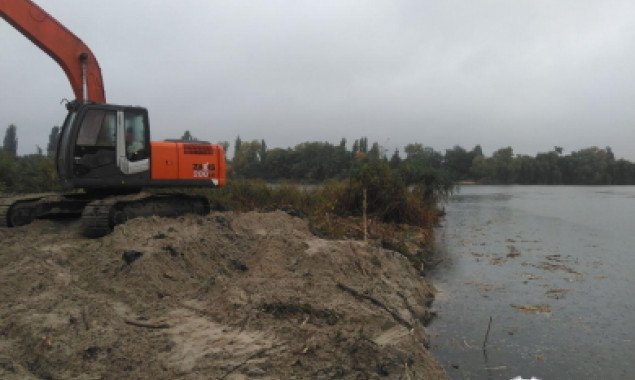 На реке Козинка в Киевской области продолжается самовольное дноуглубление (видео)