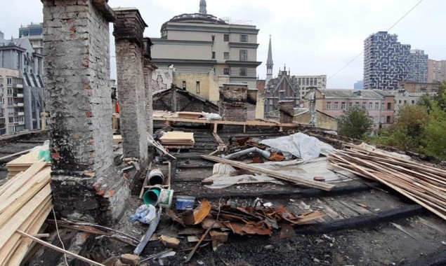 Жильцов дома в центре Киева заливает дождем: сгоревшую два месяца назад крышу так и не восстановили (фото, видео)
