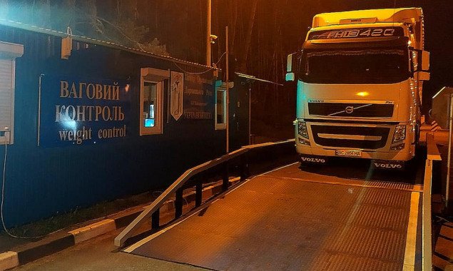Почти 800 грузовиков за неделю проверили на перегруз при въезде в Киев