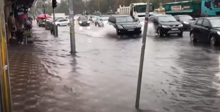 Ливень затопил улицы Киева (фото, видео)
