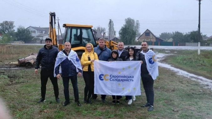 Партійці “Європейської Солідарності” ініціювали прибирання паркової зони в селі Демидів