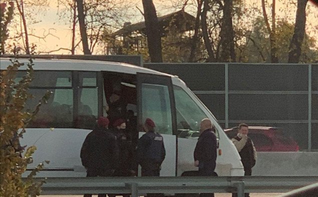 Нацполиция задержала 2 автобуса с жителями Луганской области, которых привезли для участия в “каруселях” за кандидата Баласинович в Василькове