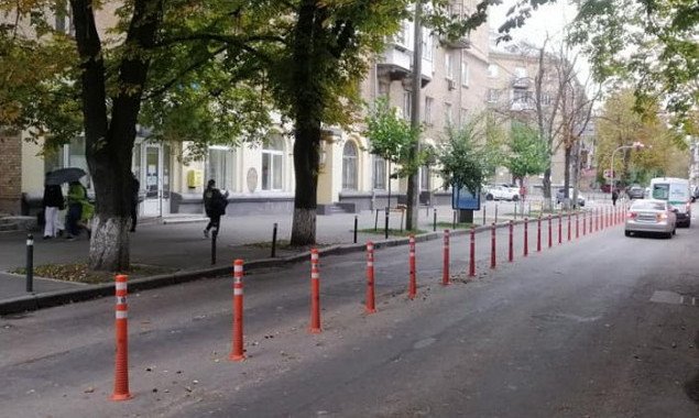 На Лейпцигской улице в Киеве установили делиниаторы