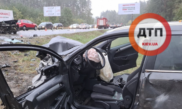 На Киевщине нетрезвый водитель протаранил два автомобиля: пять человек пострадали (фото, видео)