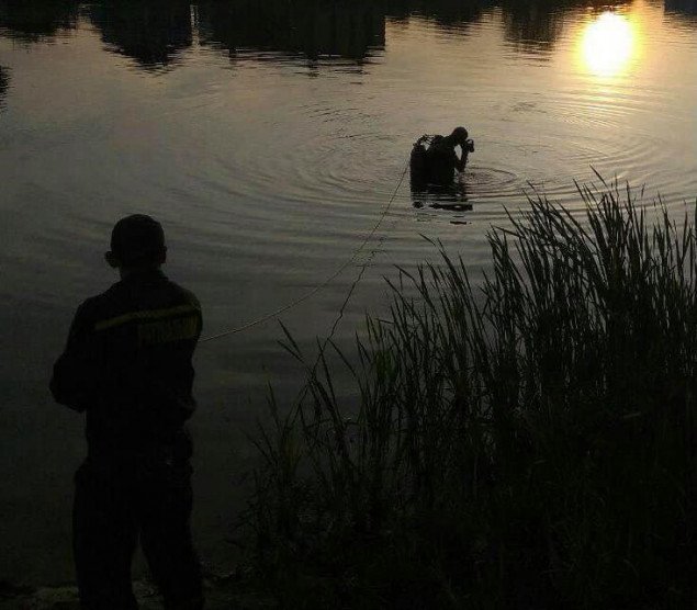 Из озера в Дарницком районе достали труп мужчины