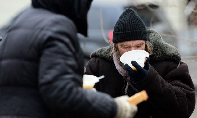Зимой в Киеве будут обеспечивать бездомных горячим питанием, теплыми вещами и обувью