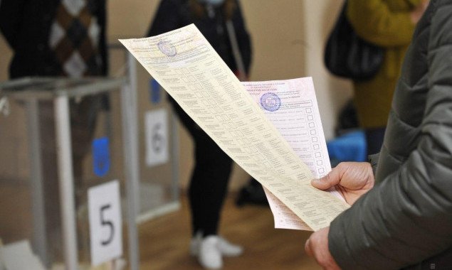 Під Васильківським судом відбувається мітинг з вимогою скасувати результати виборів у місті (відео)