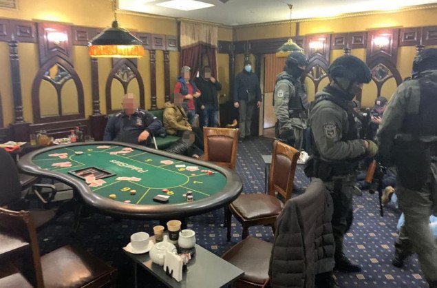 Столичные правоохранители похвастались разоблачением деятельности подпольного “казино” в помещении ресторана (фото)