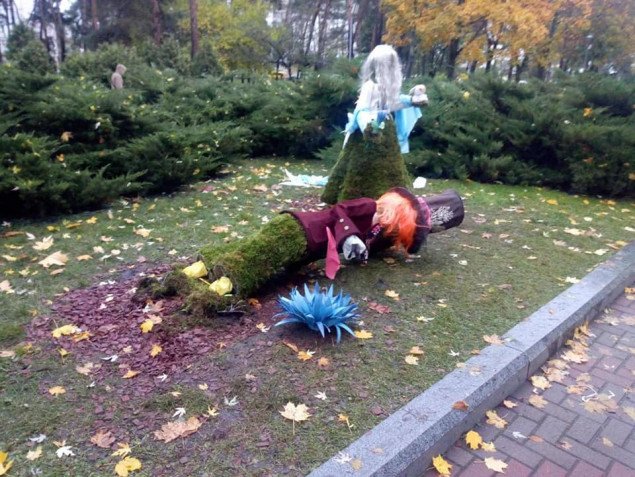Выставка “Алиса в стране чудес” в столичном парке “Победа” вновь пострадала от вандалов (фото)