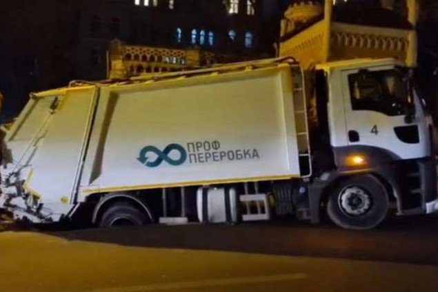 В центре Киева под мусоровозом провалился асфальт (видео)