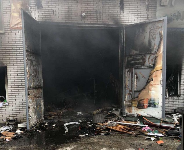 Во время пожара в строймагазине в Белой Церкви были спасены 2 человека (фото, видео)