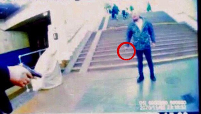 На метро “Славутич” мужчина напал на полицейского за замечание об отсутствии маски