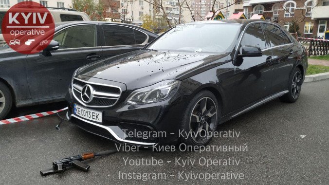 В Киеве неизвестный обстрелял “Мерседес” и оставил автомат возле автомобиля (фото)