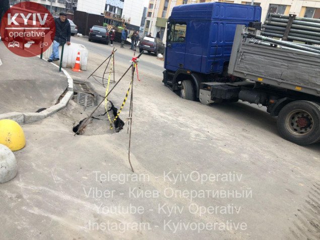 На столичном проспекте Победы грузовик провалился в яму (фото)
