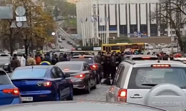 Полиция задержала двух участников акции протеста за перекрытие движения в центре Киева (видео)