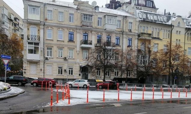 Около площади Славы в Киеве от незаконной парковки защитили островок безопасности
