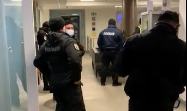 В Киеве полиция начала уголовное производство в отношении спорткомплекса и закрыла 2 ресторана за нарушения карантина (видео)