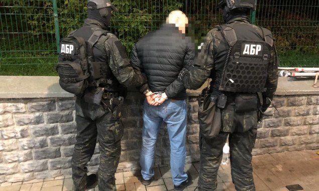 Двоих полицейских Киевщины задержали по подозрению в вымогательстве (фото)
