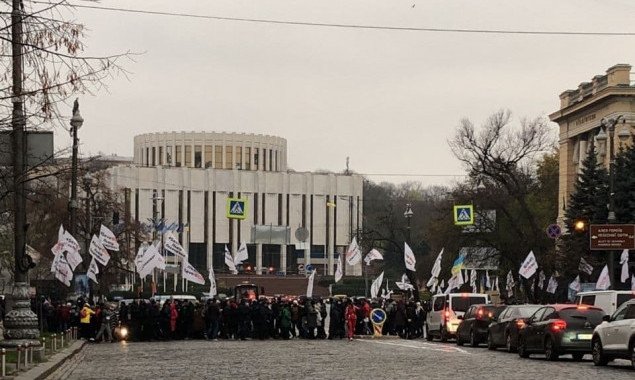 Митингующие предприниматели перекрыли движение в центре Киева (видео)