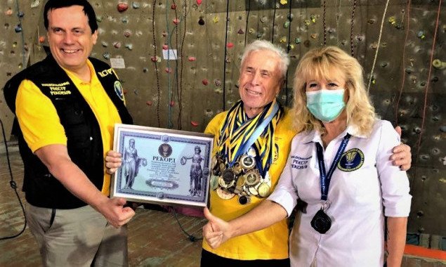 В Киеве 80-летний скалолаз установил рекорд Украины (фото, видео)