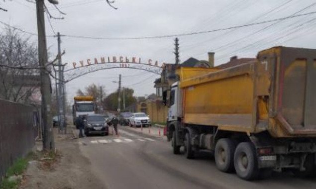 На Русановских садах протестующие снова блокировали проезд техники на строительство Подольского мостового перехода