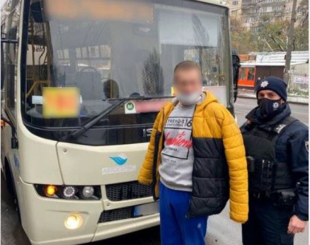 В Киеве полиция задержала водителя маршрутки по подозрению в употреблении наркотиков при перевозке людей