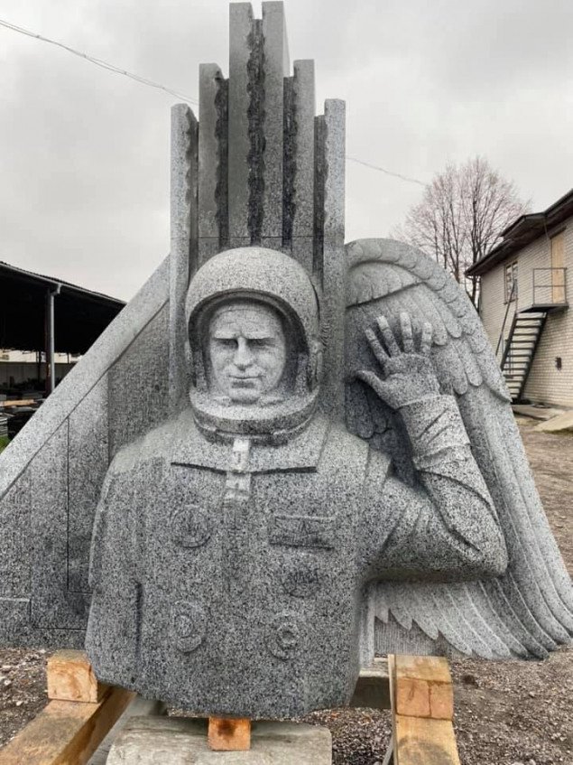 Скульпторы создали памятник Леониду Каденюку (фото)