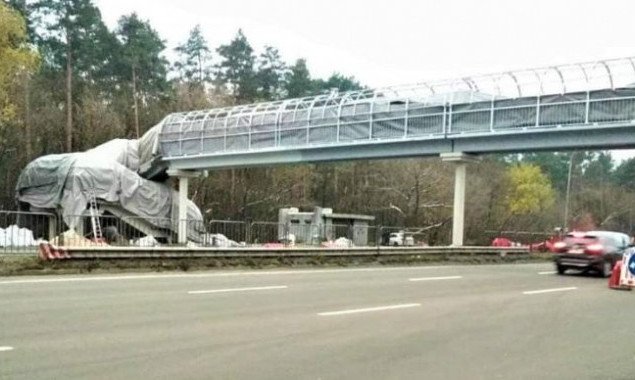 Столичные коммунальщики отремонтировали пешеходный мост через Броварской проспект