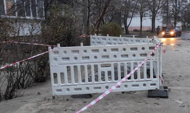 В Киеве на Троещине из-за прорыва трубы несколько домов остались без водоснабжения (видео)