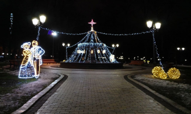 В центре Киева фонтан украсили в стиле новогодней елки (фото)
