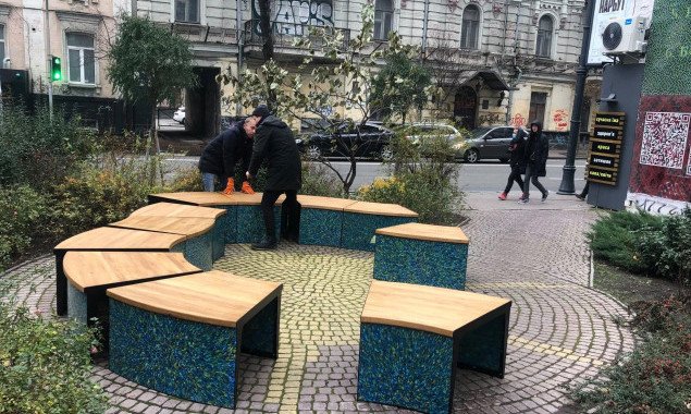 Сквер Киевских интеллигентов оборудовали скамейками из пластиковых отходов (фото, видео)