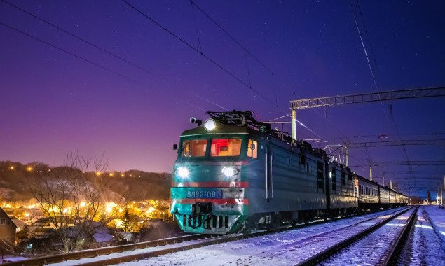 “Укрзализныця” назначила на зимние праздники еще три поезда