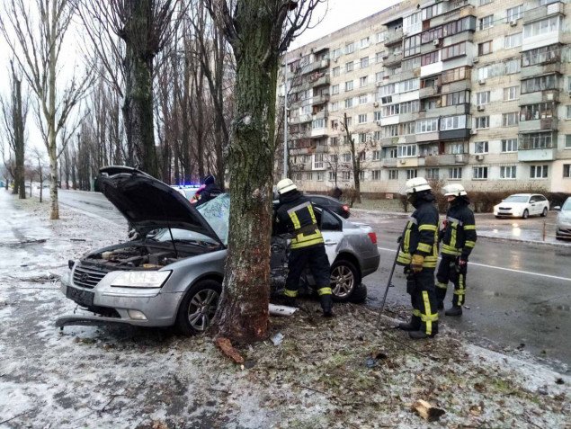 На Русановке водитель погиб в результате столкновения автомобиля с деревом (фото, видео)