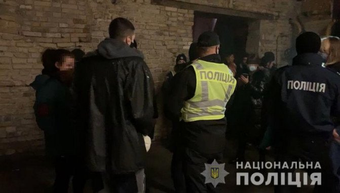 В Киеве правоохранители закрыли ночной клуб, работавший вопреки карантину (фото, видео)