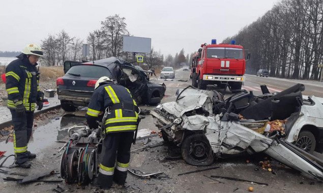 На Киевщине столкнулись два автомобиля: один человек погиб, пассажир-подросток находится в тяжелом состоянии (фото)