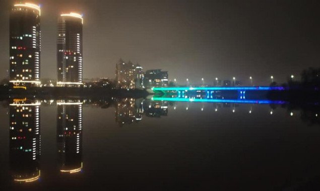 Столичные коммунальщики похвастались подсветкой моста Метро (фото, видео)