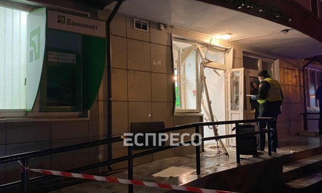 В Киеве неизвестный подорвал  отделение ПриватБанка и пытался ограбить терминал самообслуживания (фото, видео)