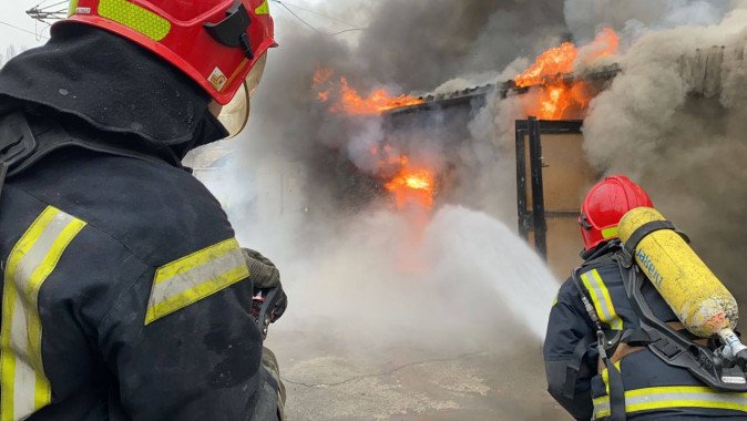 В Шевченковском районе произошел масштабный пожар в гаражах и на автомойке (видео, фото)