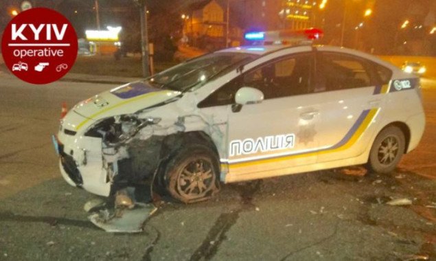 В Киеве пьяный водитель протаранил машину полиции, спешившую на вызов (фото, видео)